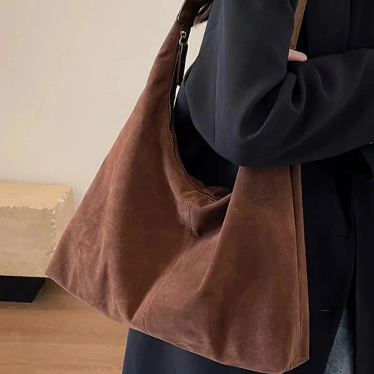 Stylish Zipped Bag - Durable Material - Perfect Everyday Accessory