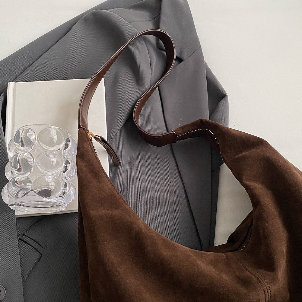 Stylish Zipped Bag - Durable Material - Perfect Everyday Accessory